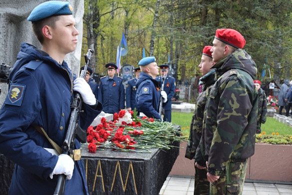 Губернатор Станислав Воскресенский возложил цветы к памятнику «Воину-освободителю» в Балино